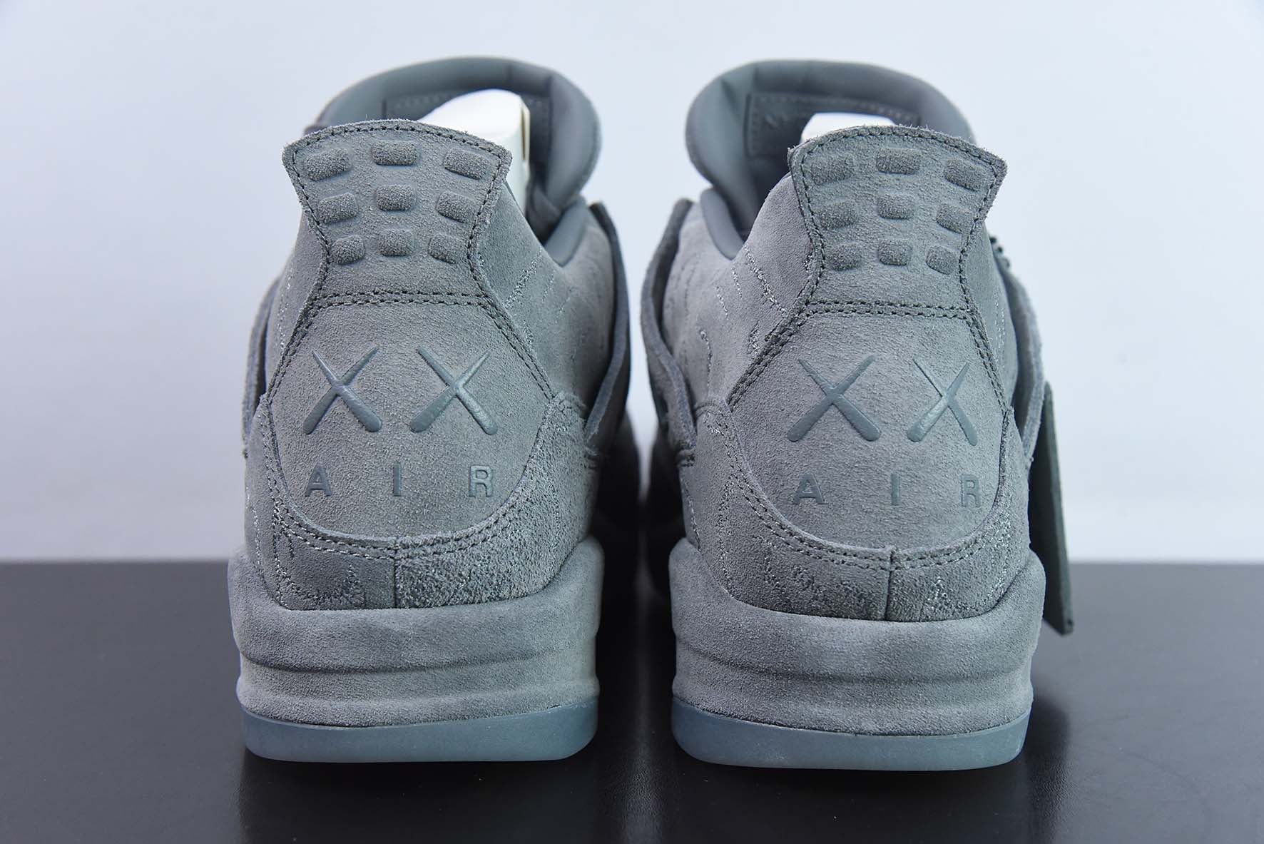 AIR JORDAN 4 x KAWS "DARK GREY"