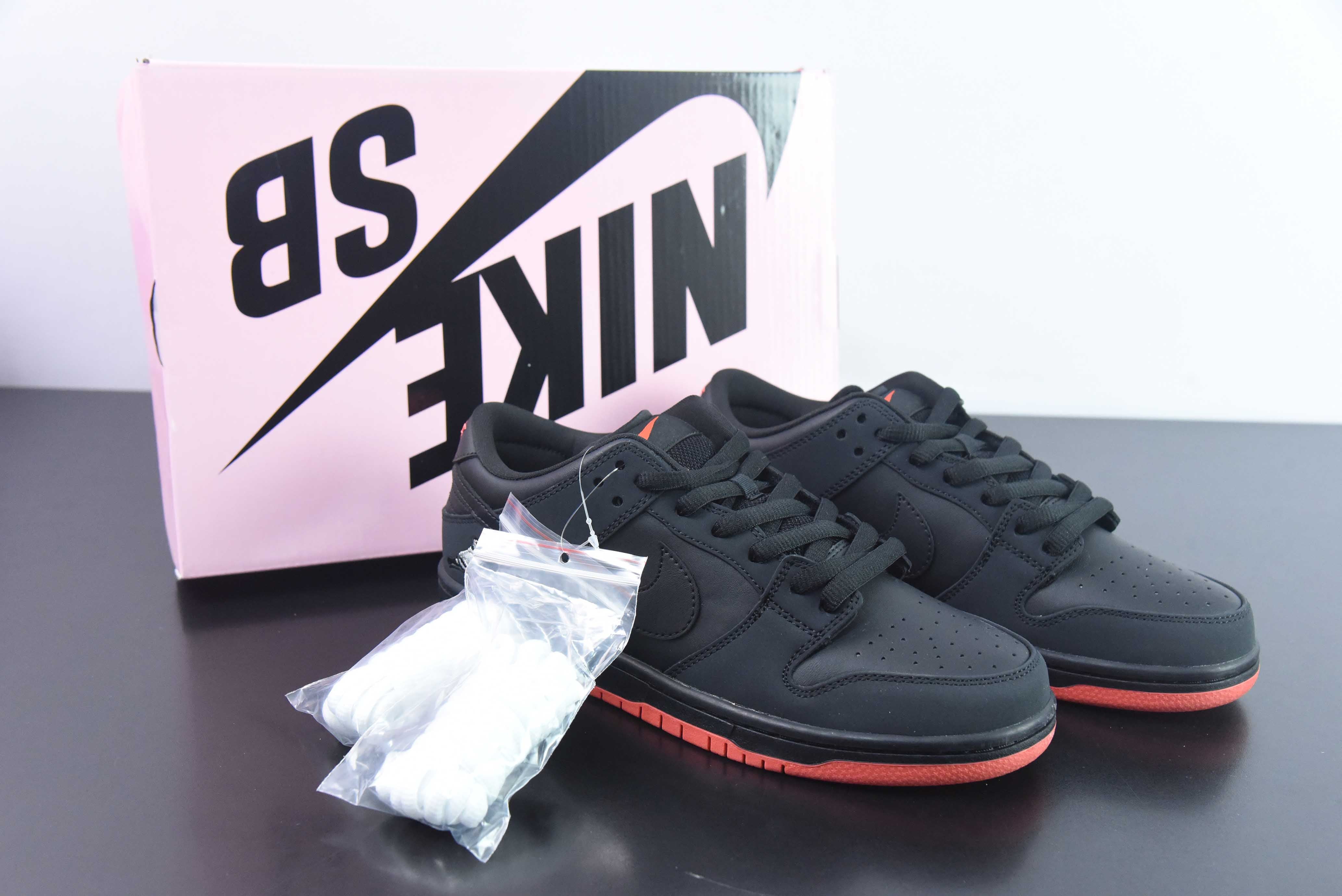 NIKE SB DUNK LOW STAPLE NYC PIGEON "BLACK"