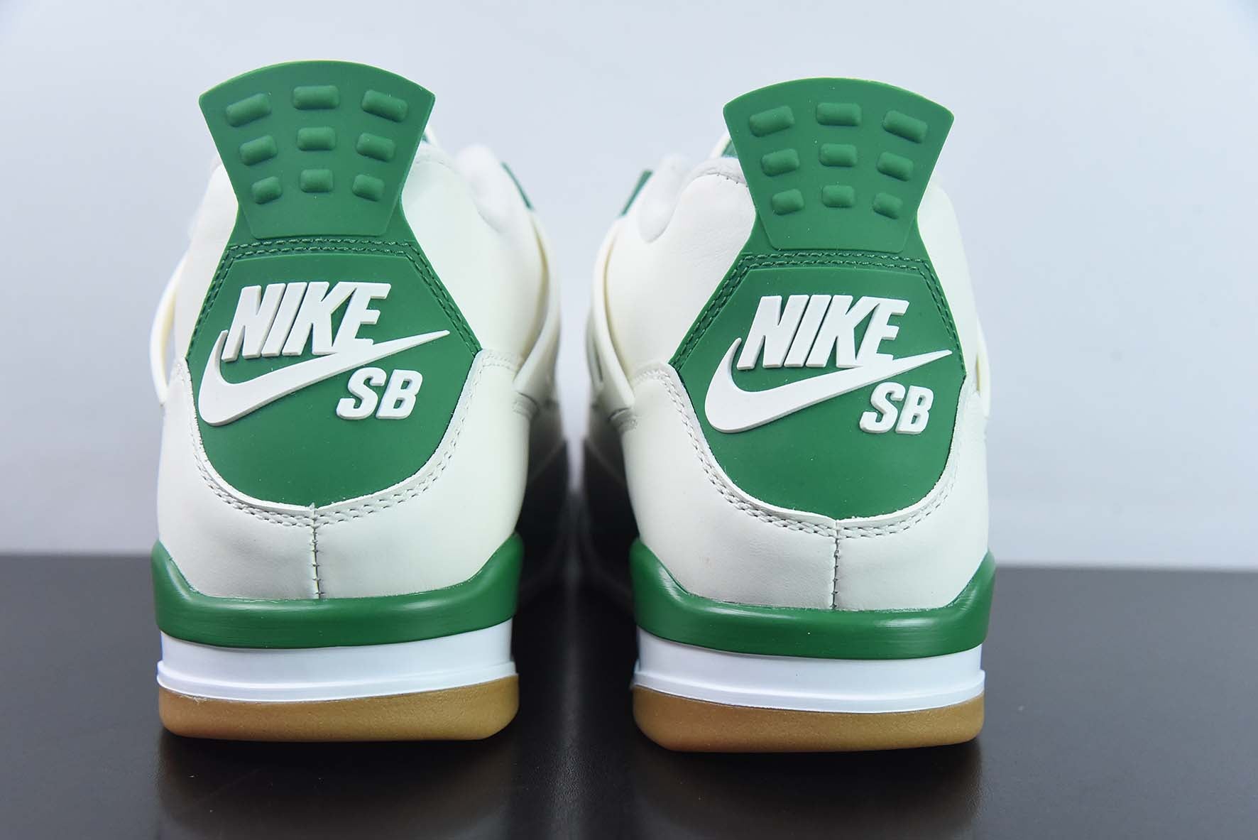 NIKE SB x AIR JORDAN 4 RETRO OG "PINE GREEN" DR5415-103