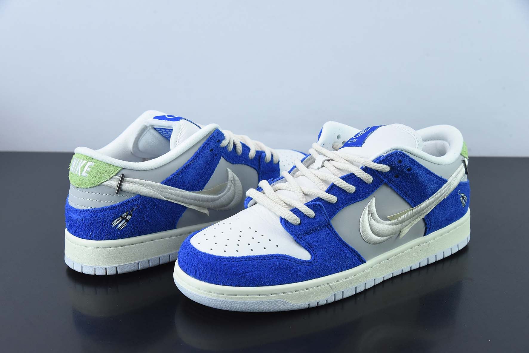 NIKE SB DUNK LOW x FLY STREETWEAR  - DQ5130-400