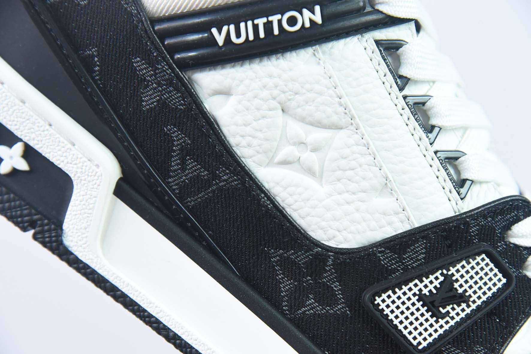 LV TRAINER V1 "BLACK"