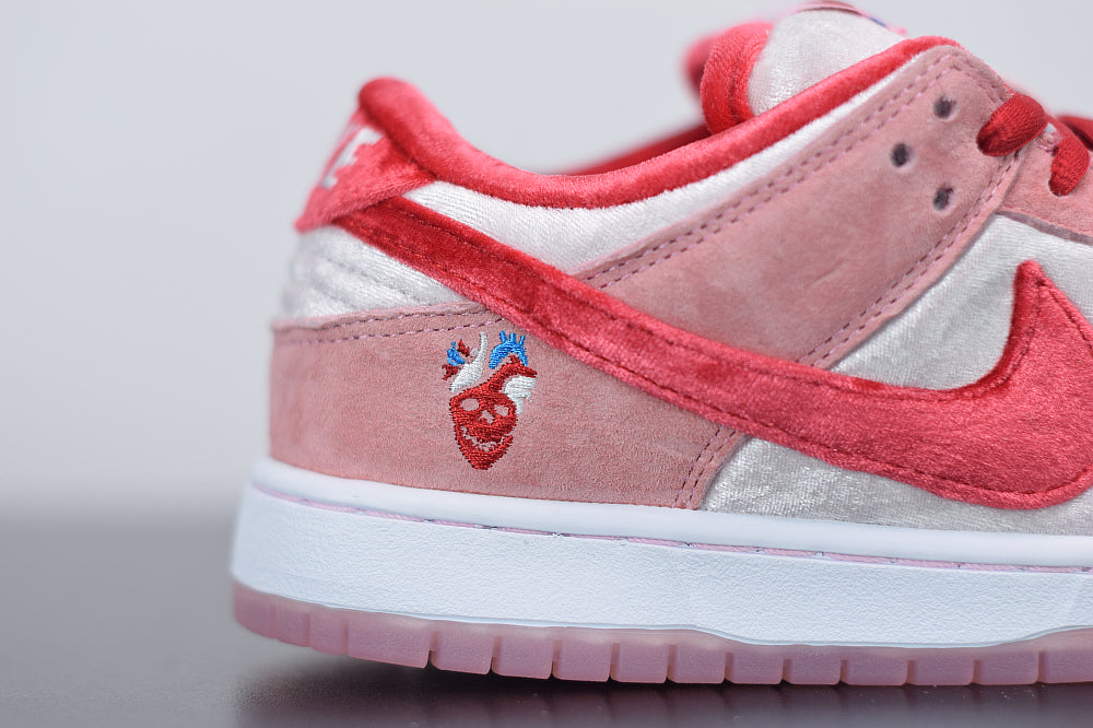 NIKE SB DUNK LOW "STRANGE LOVE" 🇺🇸