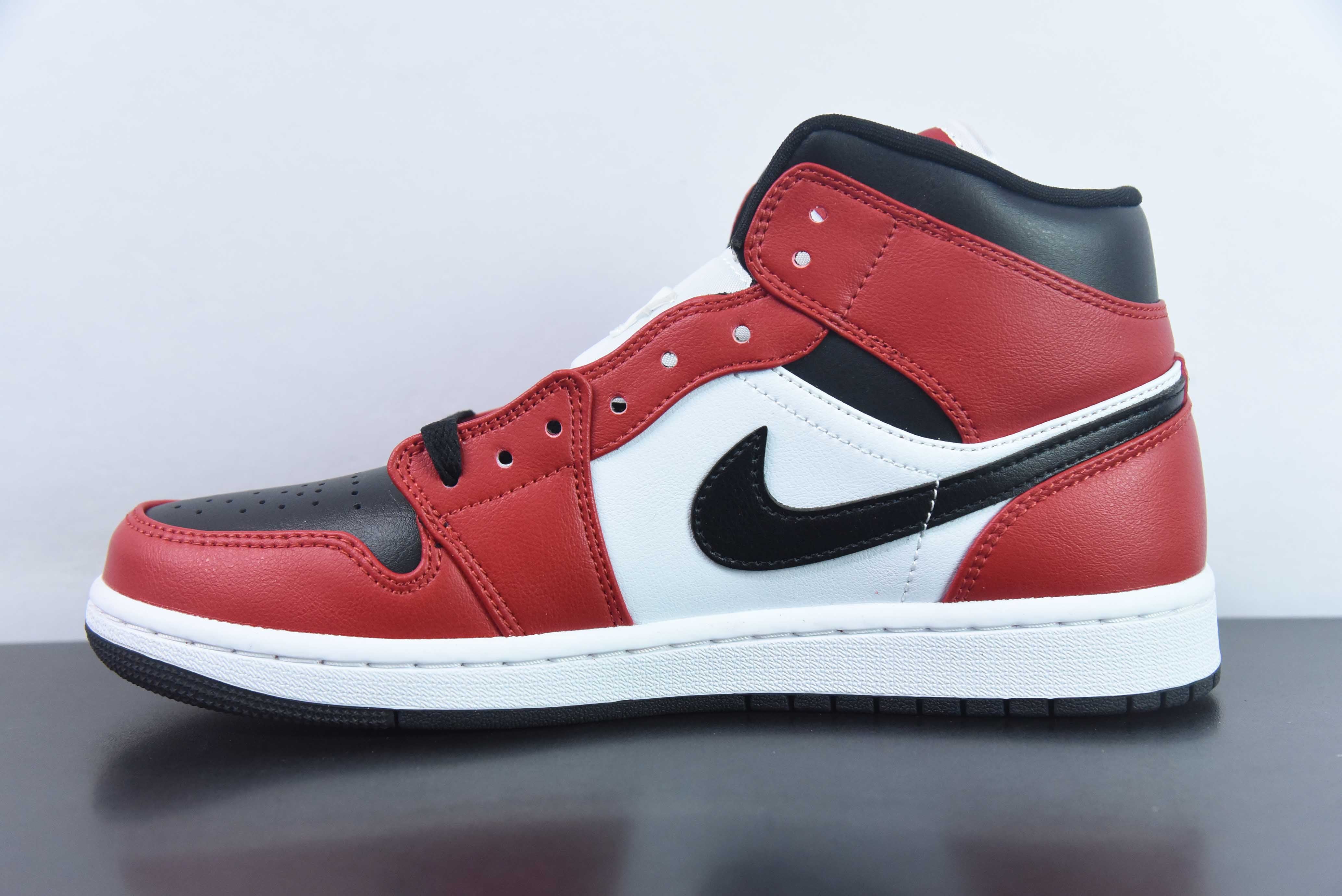 AIR JORDAN 1 MID "CHICAGO BLACK TOE"