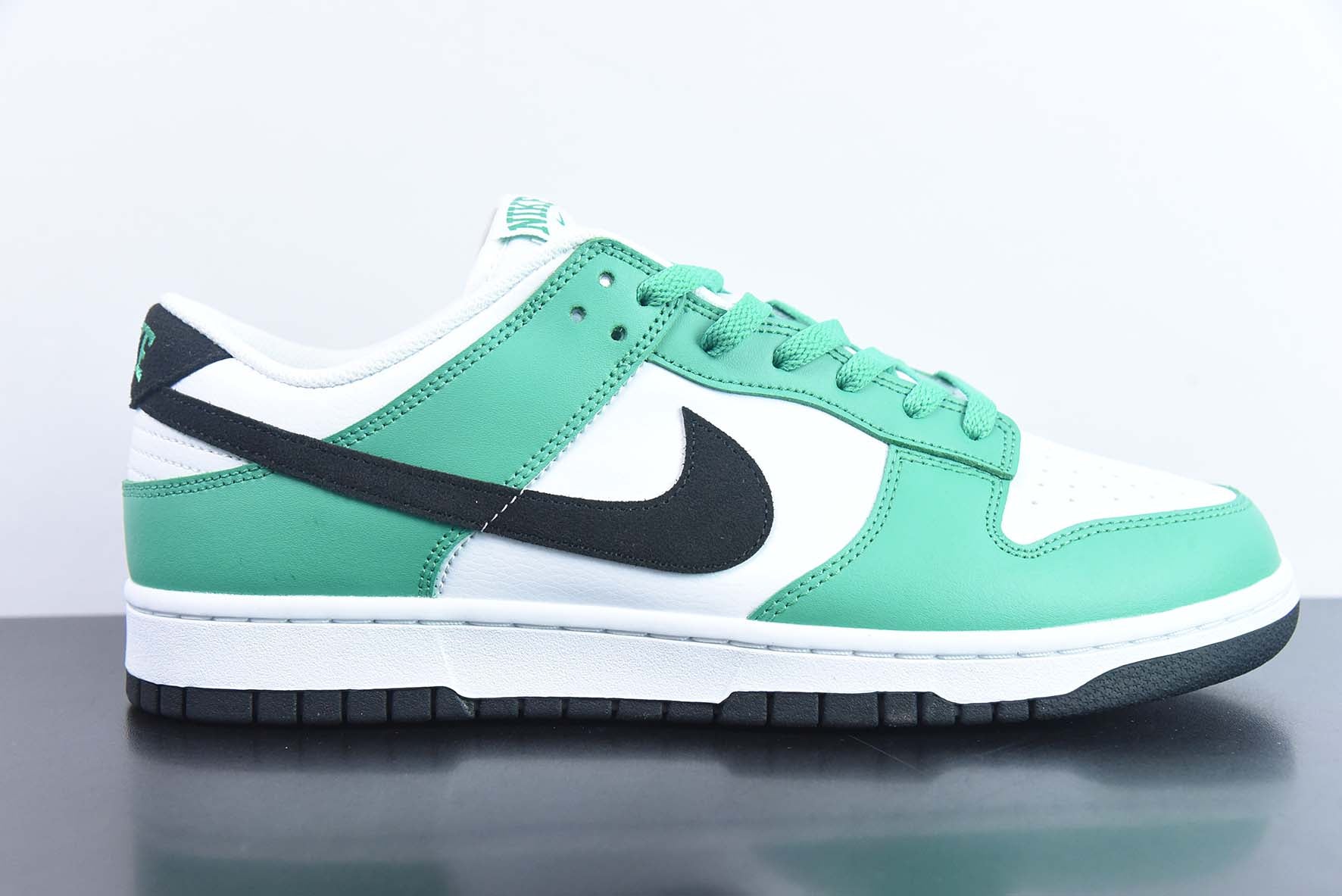 NIKE DUNK LOW SE "LOTTERY GREEN" -  FN3612-300