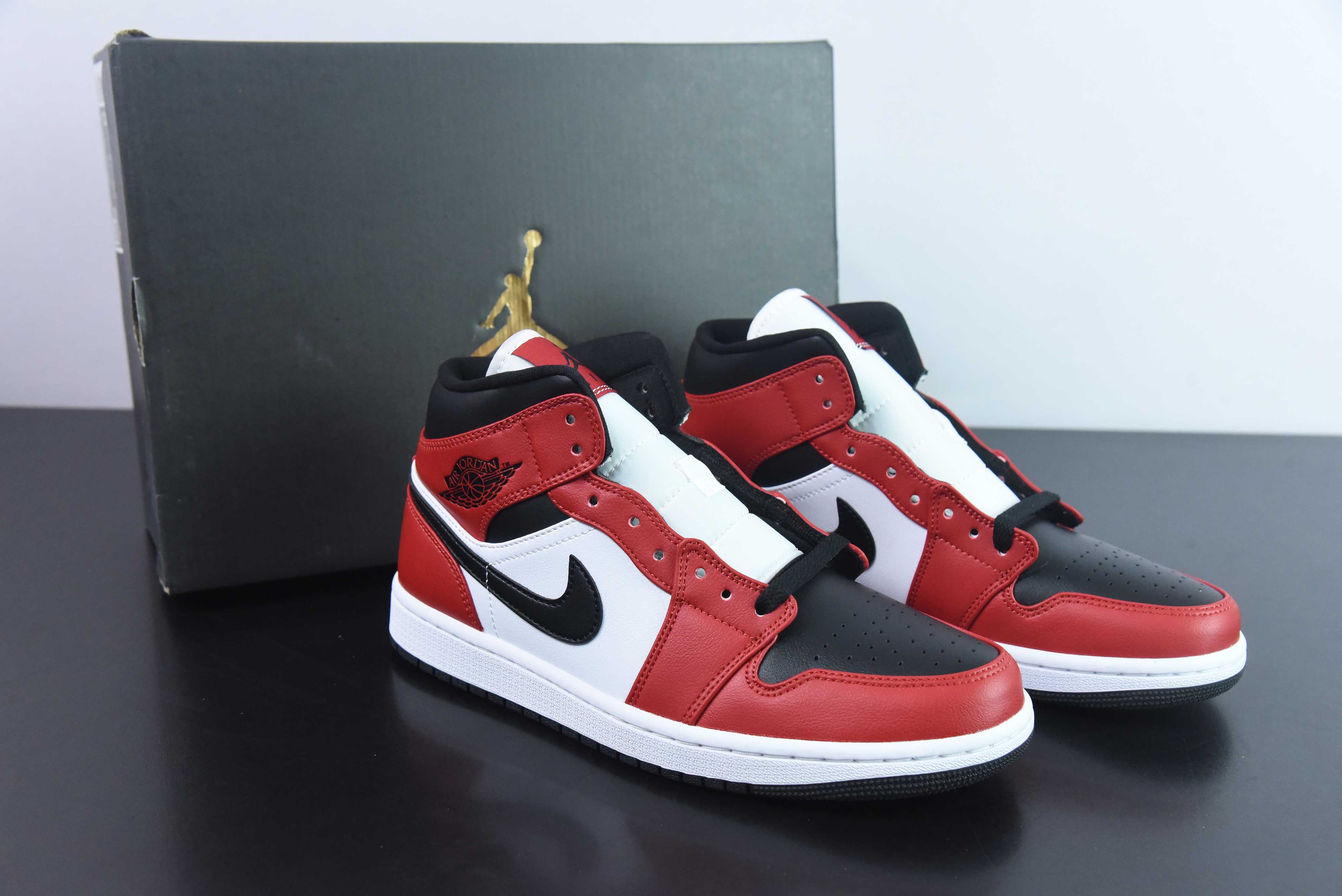 AIR JORDAN 1 MID "CHICAGO BLACK TOE"