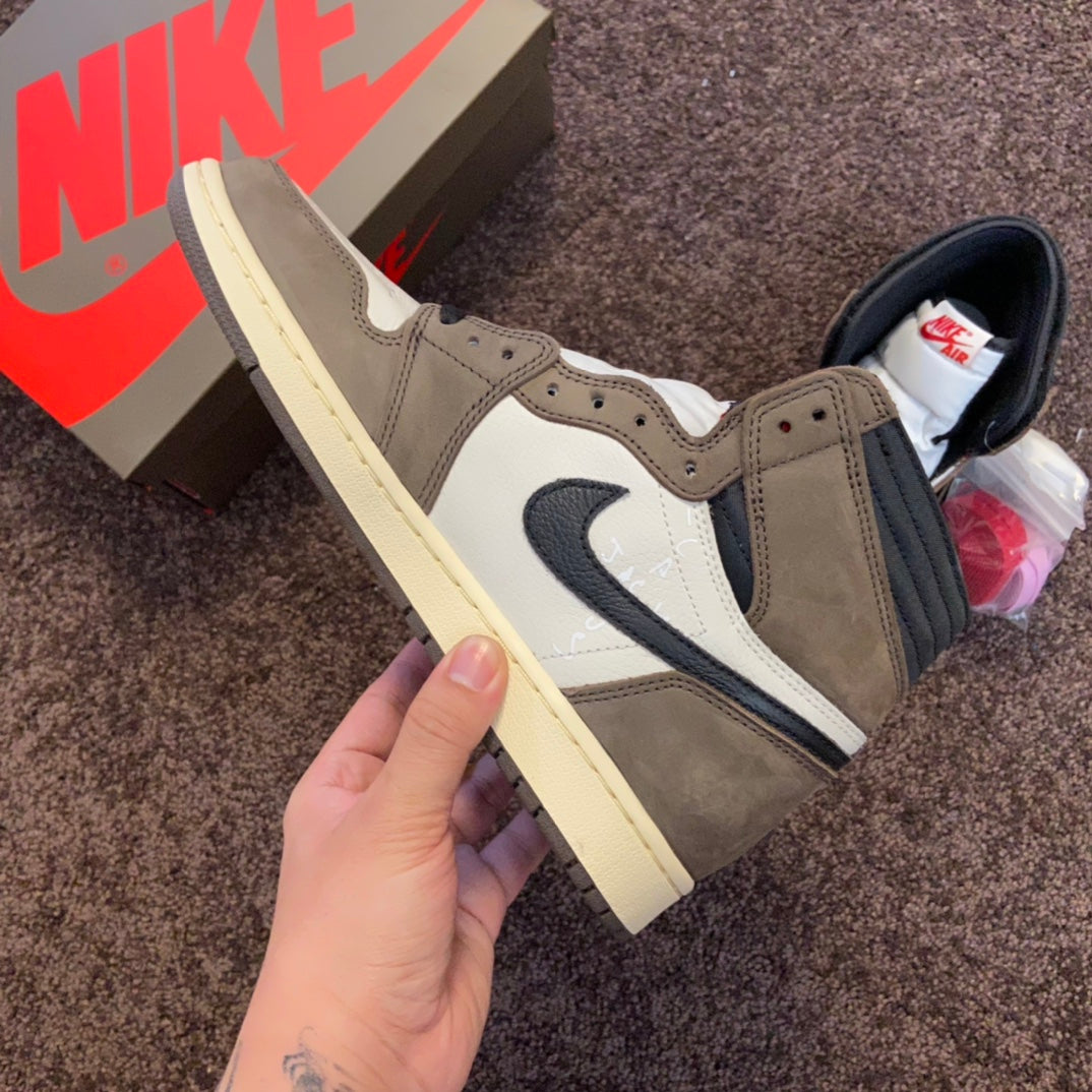 AIR JORDAN 1 HIGH x TRAVIS SCOTT - CD4487-100