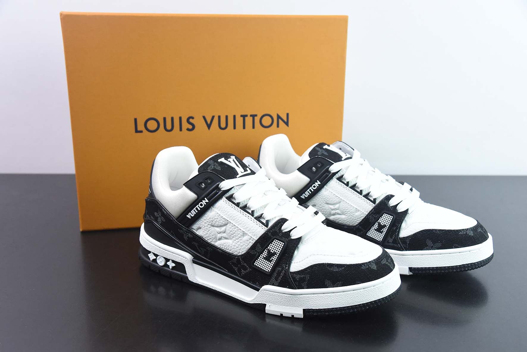 LV TRAINER V1 "BLACK"