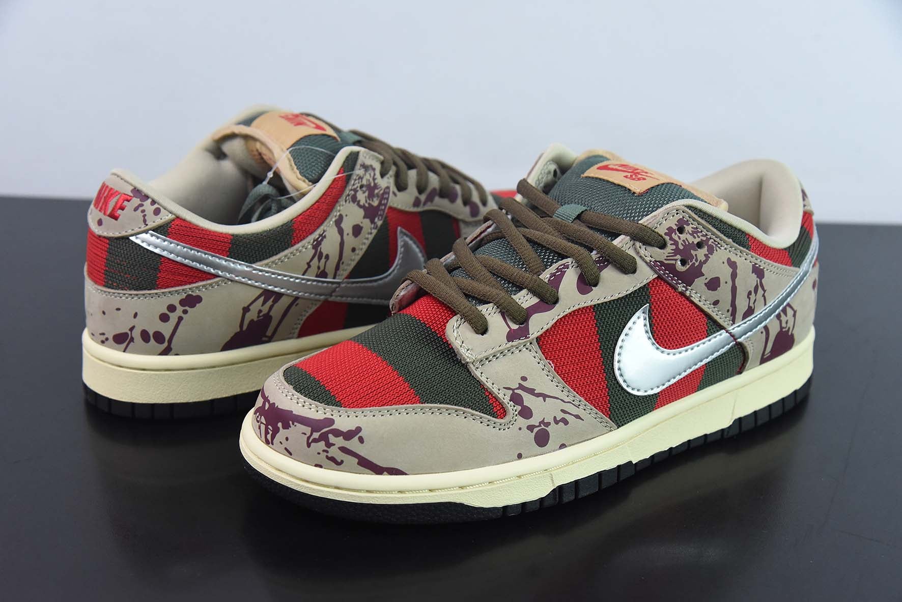 NIKE SB DUNK LOW "FREDDY KRUEGER"