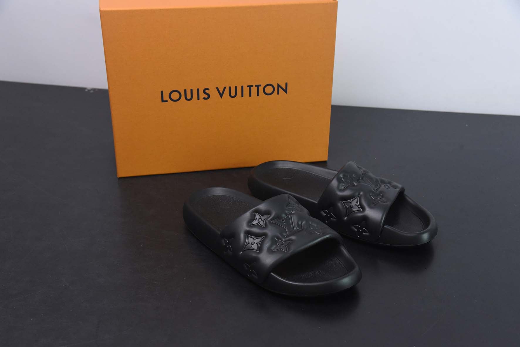 SLIDE LV WATERFRONT "MONOGRAM" BLACK