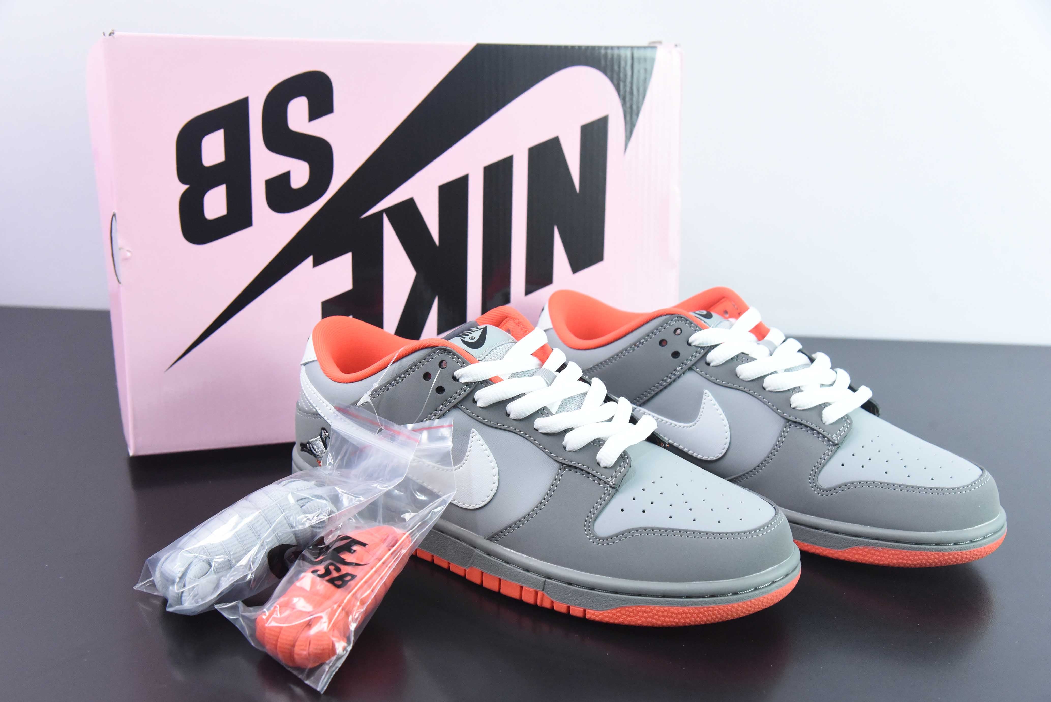 NIKE SB DUNK LOW STAPLE NYC PIGEON