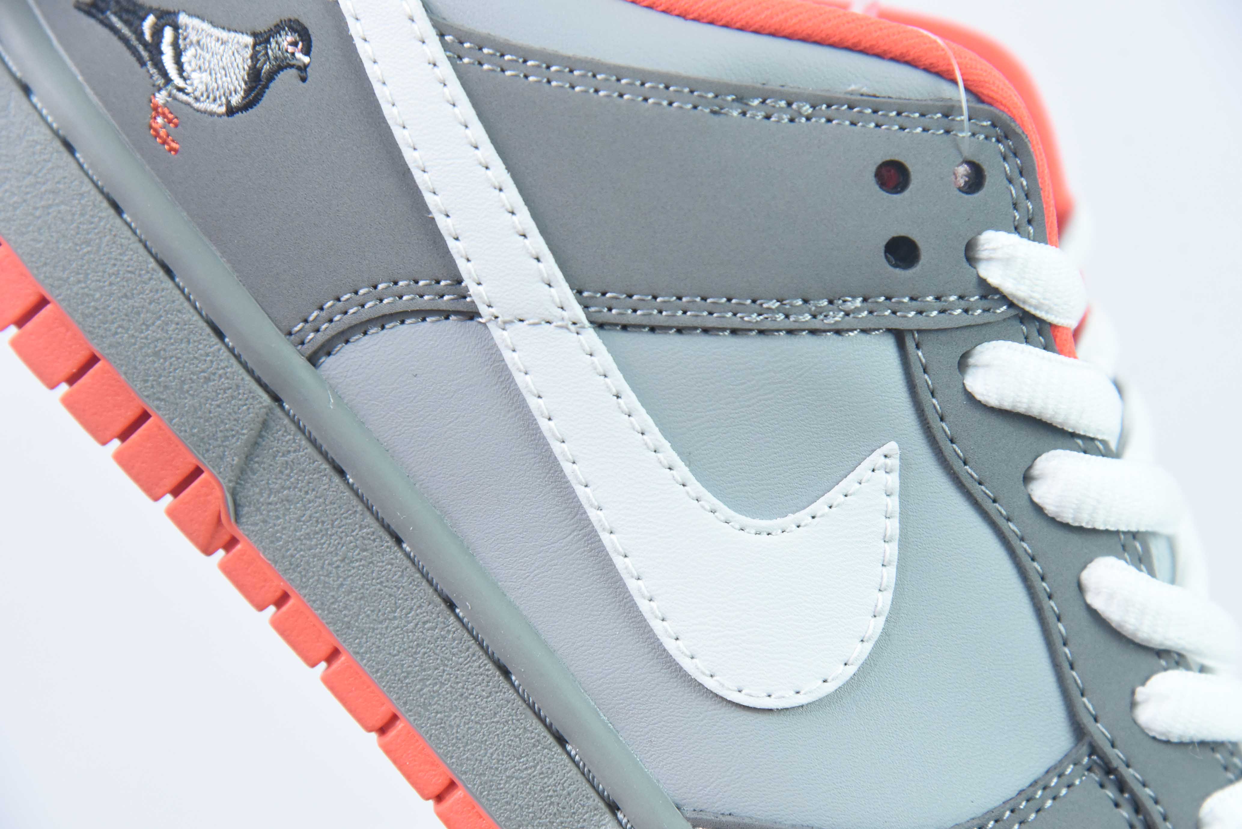 NIKE SB DUNK LOW STAPLE NYC PIGEON