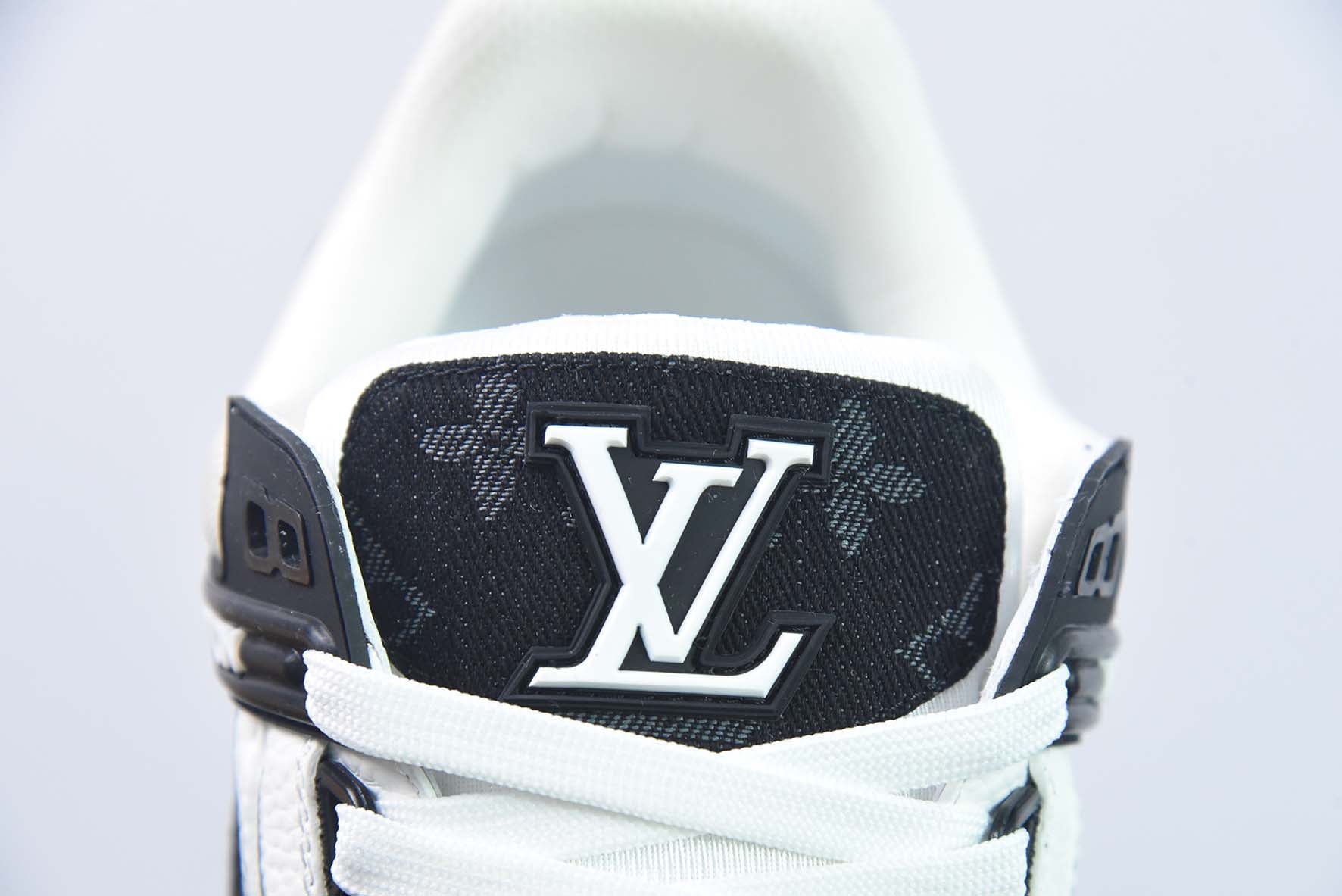 LV TRAINER V1 "BLACK"