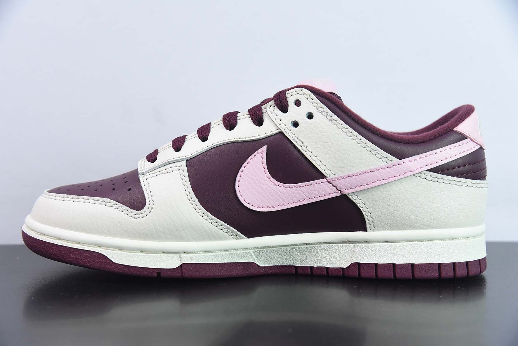 NIKE DUNK LOW "VALENTINE'S DAY" - DR9705-100